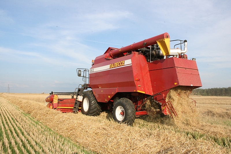 THE GRAIN HARVESTER ON GAS FUEL