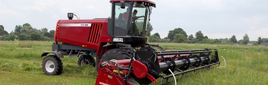SELF-PROPELLED WINDROWER CS200