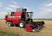 THE FIRST GAS-ENGINE COMBINE HARVESTER IN THE WORLD IS BEING TESTED
