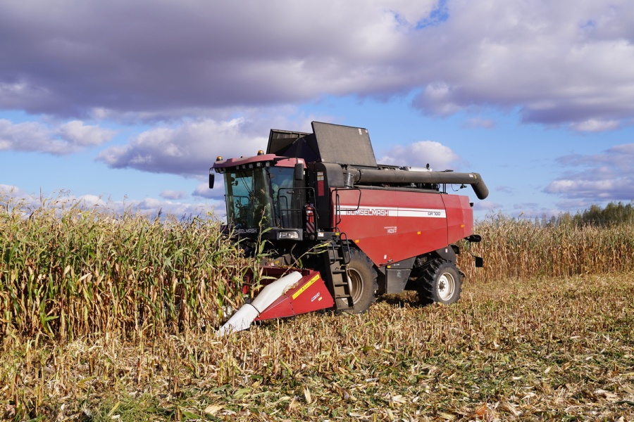 Grain harvesting combine GR700