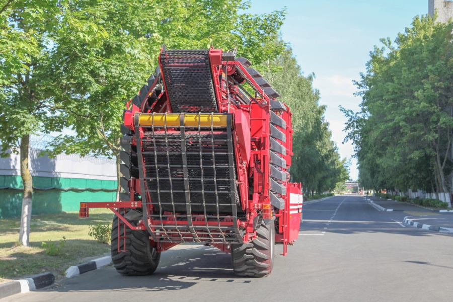 Semi-trailed potato harvester with lateral digging PT2
