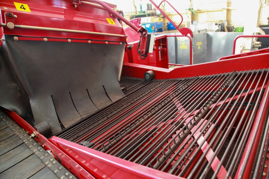 SEMI-TRAILED POTATO HARVESTER WITH LATERAL DIGGING PT260-2